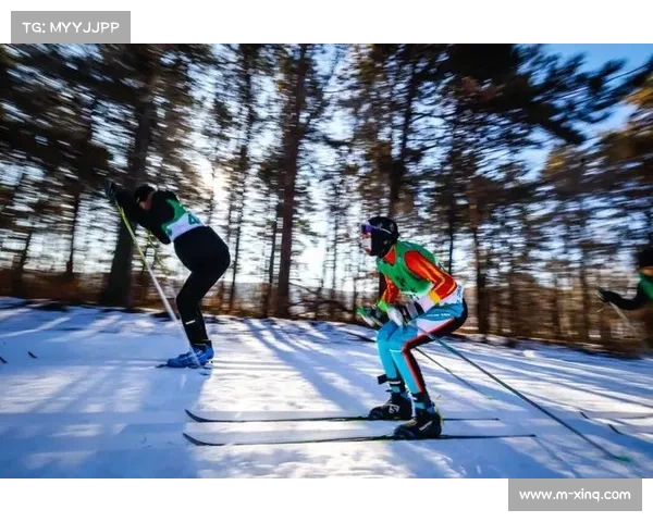 越野滑雪赛道：哈萨克斯坦选手冲刺后与队友拥抱